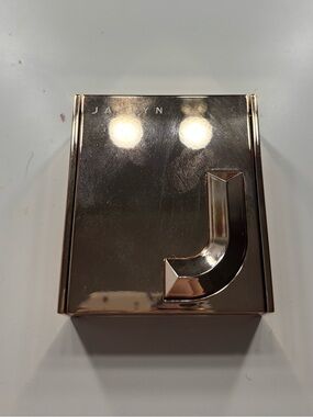 Jaclyn Cosmetics highlighter - Spark$